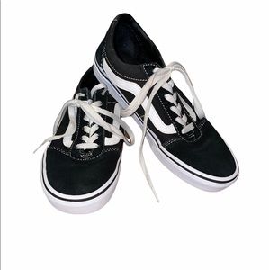 WOMENS BLACK CLASSIC BLACK&WHITE VANS!